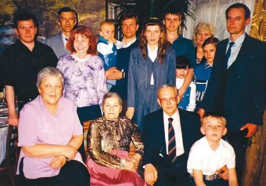 Большая семья Малиновских 1997 год Б Н Малиновский в созданном им - фото 168