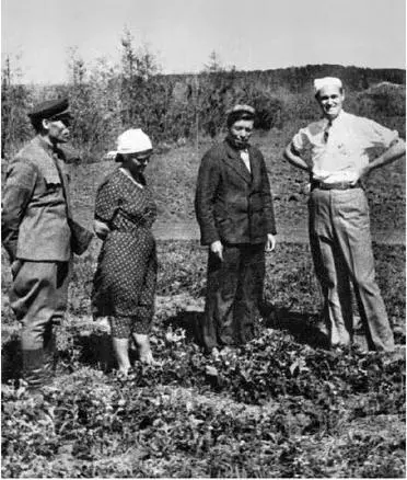 George closely supervised visiting collective farm probably in Siberia June - фото 21