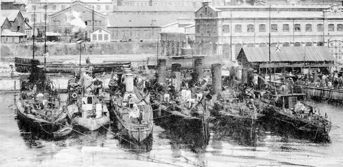На стоянке во Владивостоке 1907 г Бесшумный слева и Капитан - фото 63