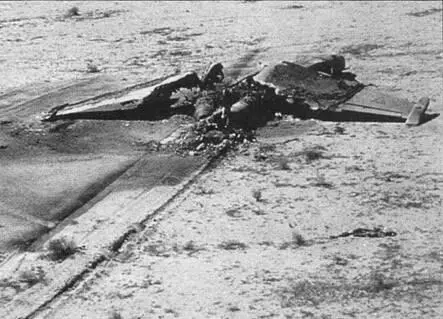 Останки иракского Су25 По крайней мере два Су25 ВВС Ирака были сбиты в 1991 - фото 207