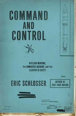 Eric Schlosser Command and Control обложка книги