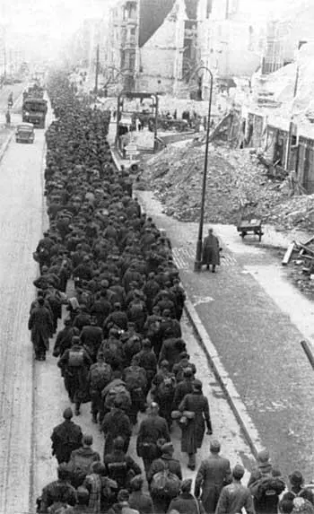 Весна 1945 года Немецкие пленные Подошли стали разбираться чего они - фото 5