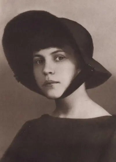 Таня Лебедева 1918 г Родители Алексей Иванович Лебедев и Анастасия Петровна - фото 1