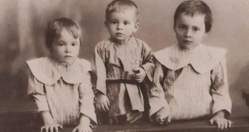 Таня Сергей и Катя Лебедевы Начало 1900х гг Цветущий луг 1932 г Город Г - фото 3