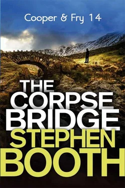 Stephen Booth The Corpse Bridge обложка книги