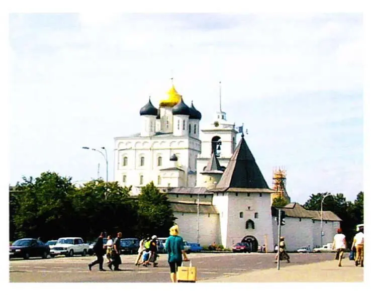 Вид на кремль из Среднего города Пскова Троицкий кафедральный собор Конец - фото 137