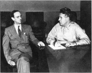 Leslie Groves right and James Chadwick left In June 1942 the army appointed - фото 43