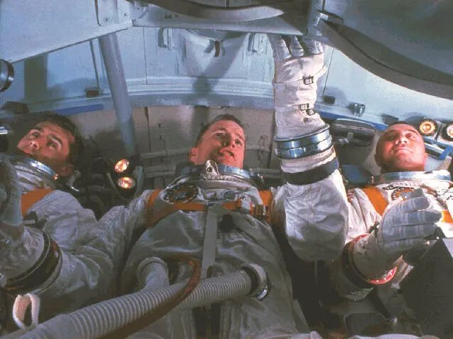 Астронавты Роджер Чаффи Эдвард Уайт и Вирджил Гриссом отрабатывают детали - фото 46