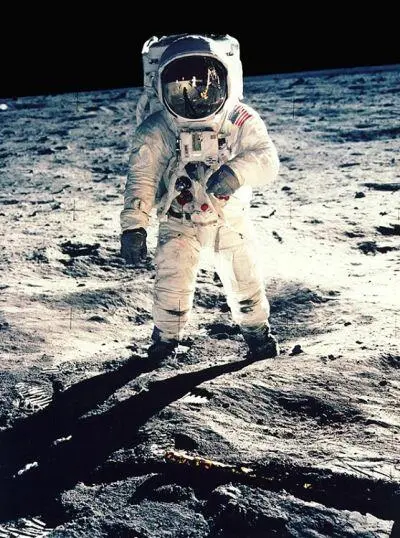 Базз Олдрин в Море Спокойствия во время первой высадки на Луну 1969 г - фото 47