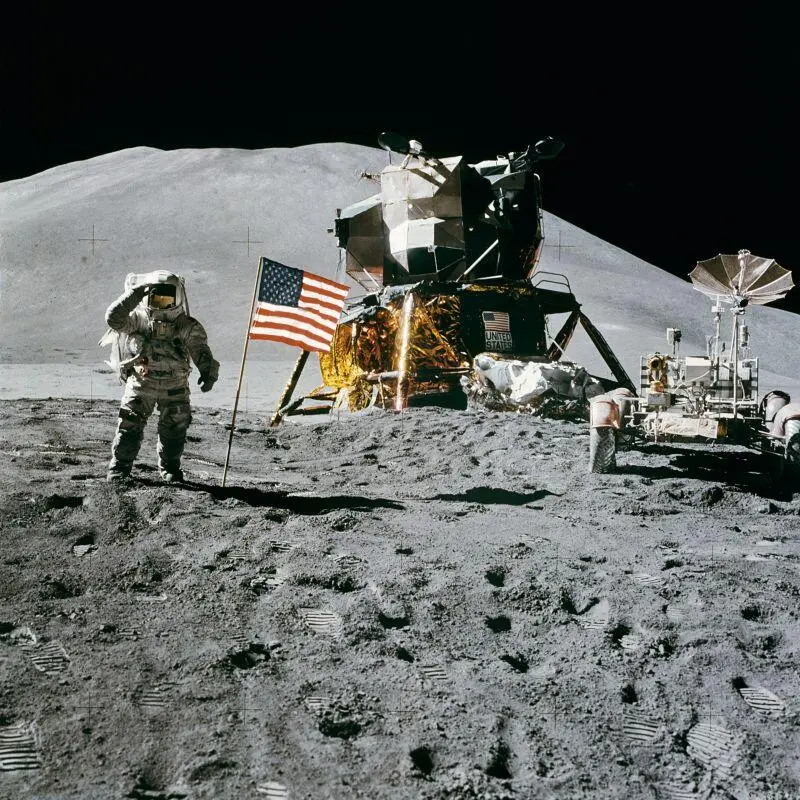 Джеймс Ирвин салютует флагу США установленному на поверхности Луны 1971 г - фото 48