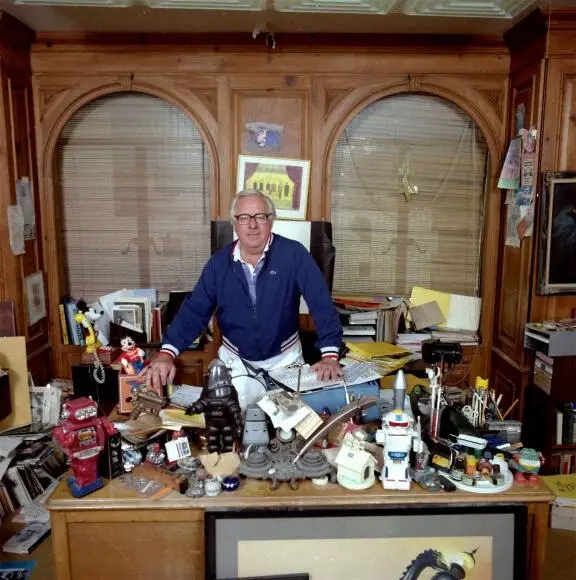 Рей Брэдбери в своем кабинете на БеверлиХиллз в окружении игрушек и сокровищ - фото 51