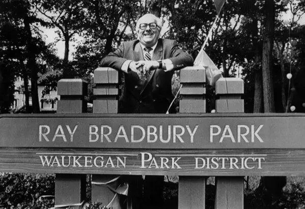 Писатель на открытии парка Рея Брэдбери в Уокигане 1992 г С президентом США - фото 54