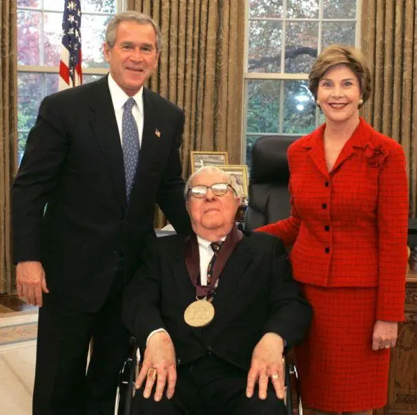 С президентом США Джорджем Бушеммладшим и первой леди Лорой Буш на вручении - фото 55