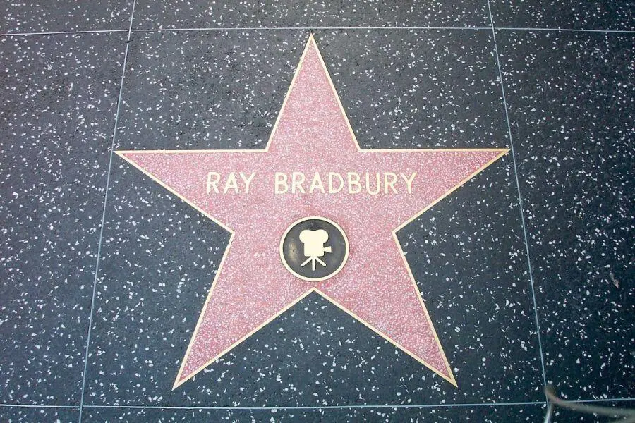 Звезда Рея Брэдбери на голливудской Аллее славы Надгробная плита на могиле - фото 59