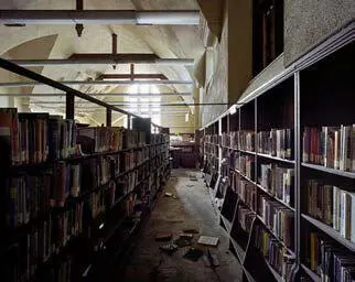 Рис 3 В покинутом человеком помещении постепенно исчезает упорядоченность - фото 3
