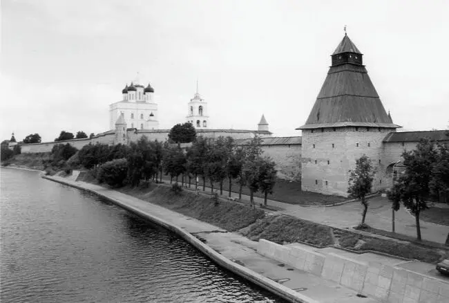 Псков Псковский кремль Кром 3 Плавно Пскова протекает В заросшем осокою - фото 21