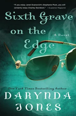 Darynda Jones Sixth Grave on the Edge обложка книги