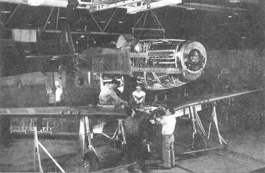 Соединение фюзеляжа P51D с крылом Оперение Р51А на транспортной тележке - фото 166