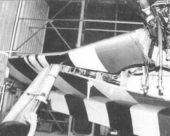 Правая стойка шасси P51D Видна колесная ниша На переднем плане трубопроводы - фото 176