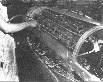 Перед первым пуском двигатель смазывался под давлением На снимке механик - фото 194
