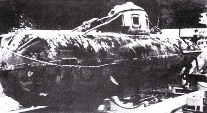 Захваченная гитлеровцами в районе Бергепа британская миниатюрная подводная - фото 61