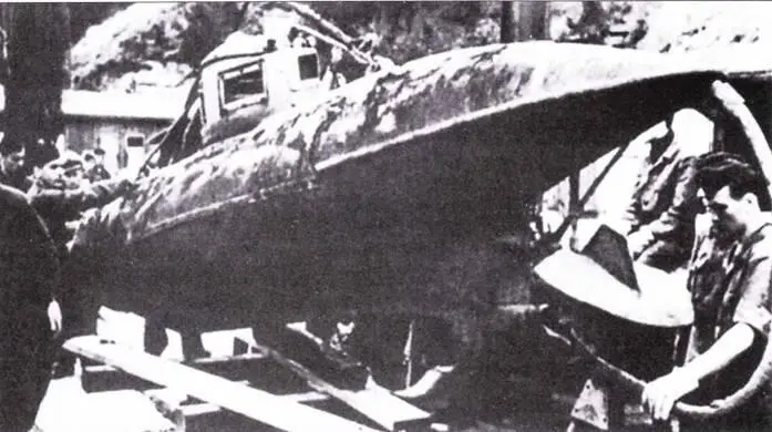 Немецкие специалисты изучают трофейную лодку Welman Craft Несмотря на - фото 62