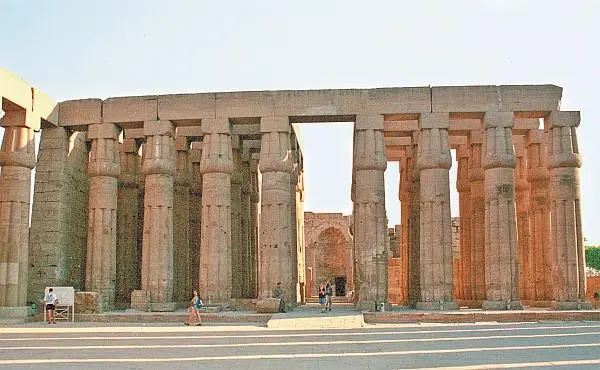 Луксорский храм В нем видна христианская церковь с полукруглым алтарным - фото 262