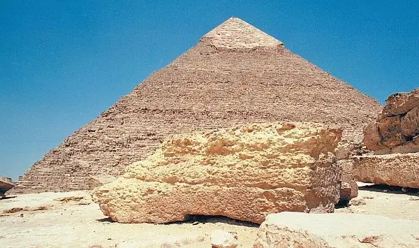 Гигантский каменный блок оставшийся от храма когдато пристроенного к - фото 275