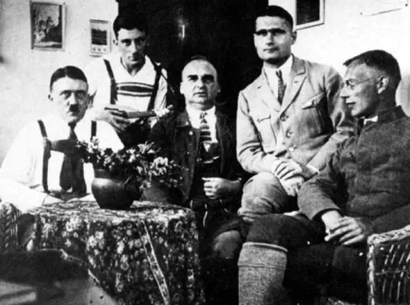 Гитлер в тюремной камере вместе с другими заключенными нацистами осужденными - фото 5