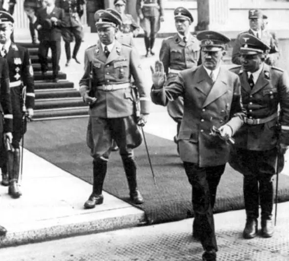 Прибытие немецкой делегации на Мюнхенскую конференцию 1938 года Справа от - фото 19