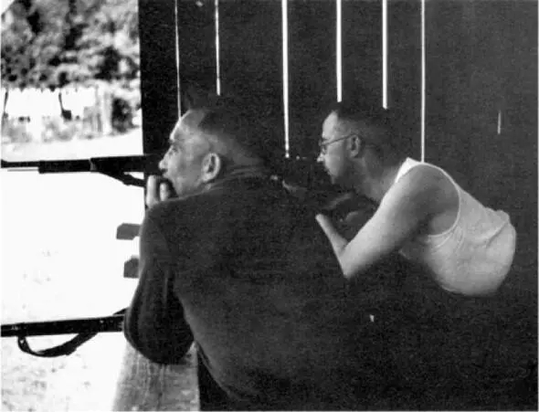 Генрих Гиммлер справа упражняется в стрельбе 1938 год Роберт Лей второй - фото 21