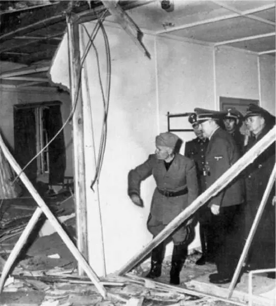 Комната совещаний в Вольфсшанце после взрыва Одна из последних фотографий - фото 28