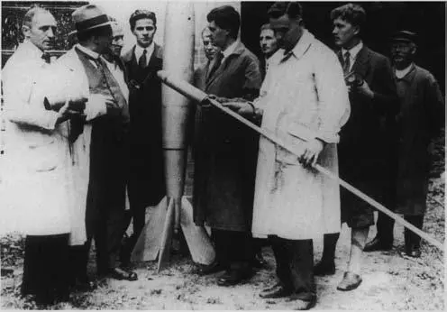 On July 23 1930 the pioneer of the Weimar spaceflight movement Hermann - фото 11