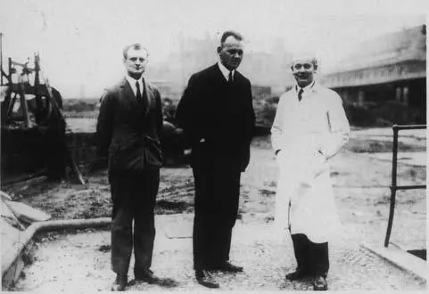In 1931 Heylandt built a new rocket car under the direction of three - фото 13