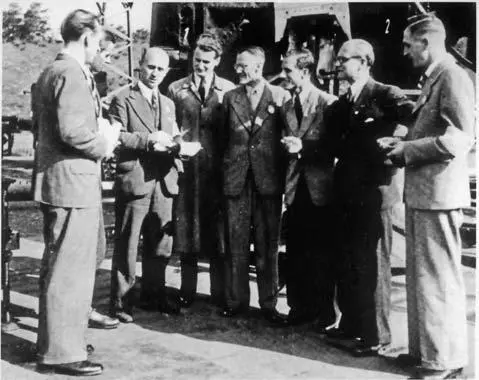 The propulsion and test group headed by Dr Walter Thiel second from right - фото 25