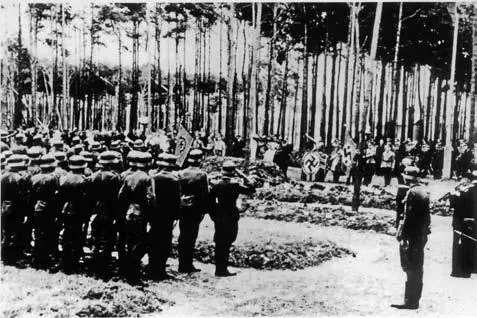 During a funeral service for the victims of the air raid the Gauleiter of - фото 31