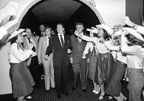 Жители Флориды приветствуют Рональда Рейгана 1980 г Вместе мы приступили к - фото 11