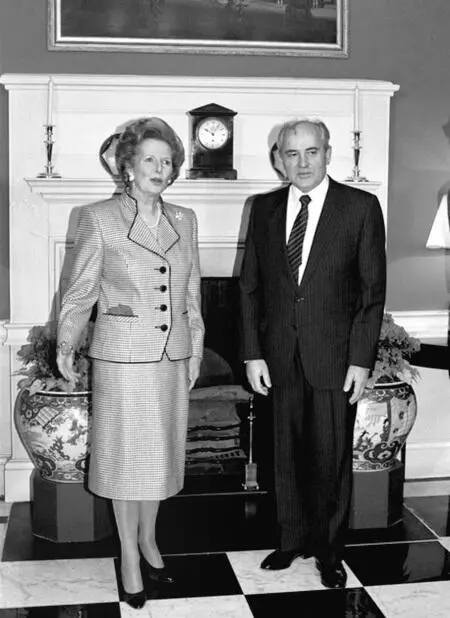 Михаил Горбачев и Маргарет Тэтчер Лондон 1989 г Придется также провести - фото 35