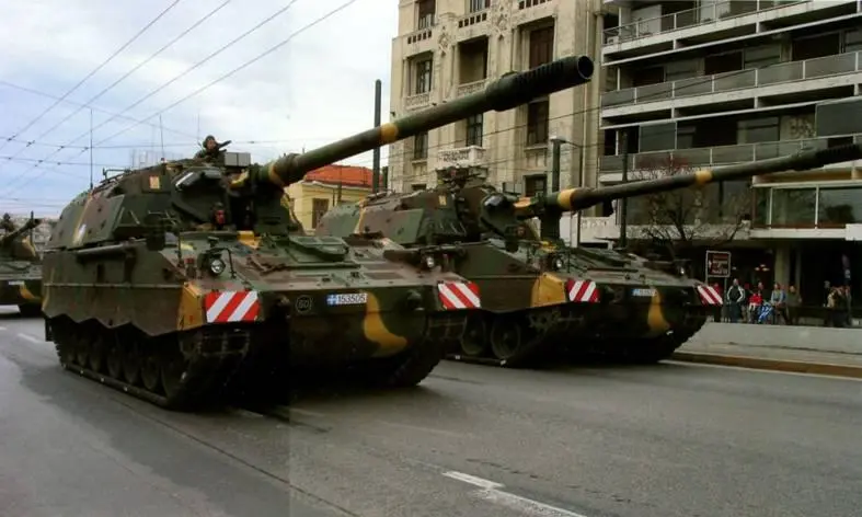 Самоходные гаубицы PzH 2000 греческой армии на параде в Афинах 2006 год - фото 5