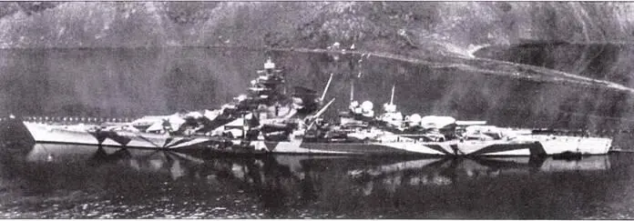 Линкор Tirpitz на якоре в Каафьерде 30 марша 1944 года Офицер на палубе - фото 103