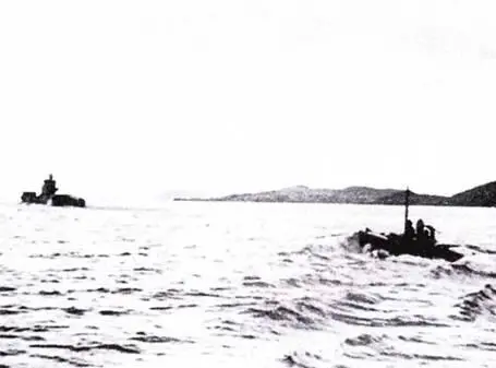 HMS Thrasher во время совместных маневров с АГ5 на озере ЛохКернбоун - фото 95