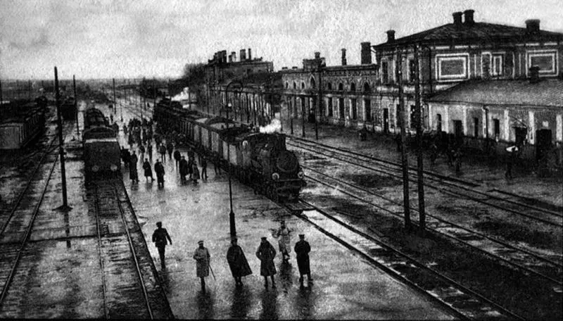 В последних числах июля провожаемая взволнованными родителями и возбужденными - фото 27