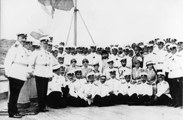 Фото императорской семьи с морскими офицерами на память 18 марта 1911 года по - фото 3