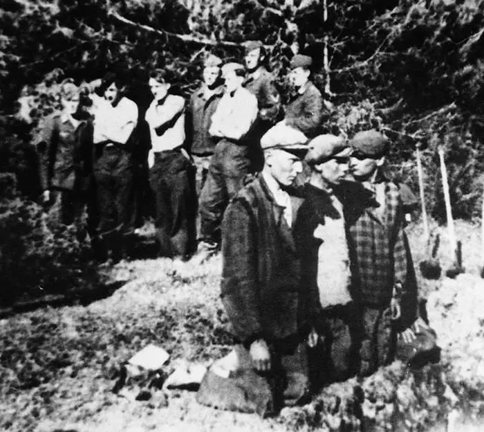 Немецкие солдаты расстреливают людей в лесу гдето на востоке 1941 год Такие - фото 2