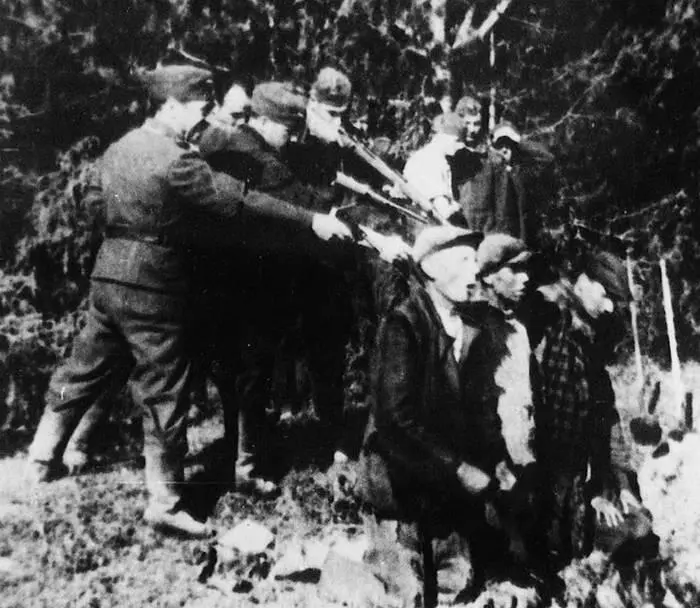Немецкие солдаты расстреливают людей в лесу гдето на востоке 1941 год Такие - фото 3