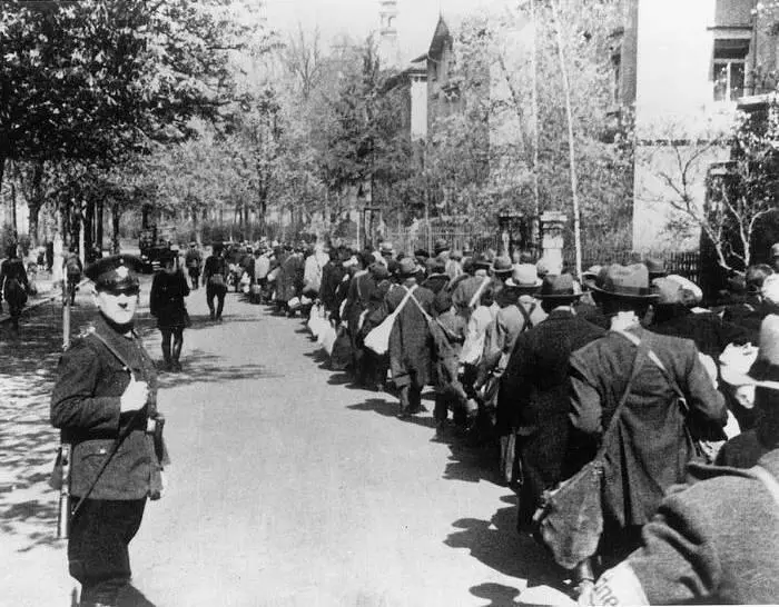 Евреев депортируют из города Вюрцбург в Германии в 1942 году Большинство - фото 5