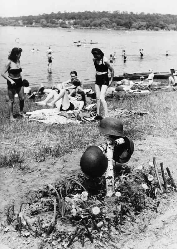 Отдыхающие на пляже озера в Берлине летом 1945 года на фоне могилы немецких - фото 14
