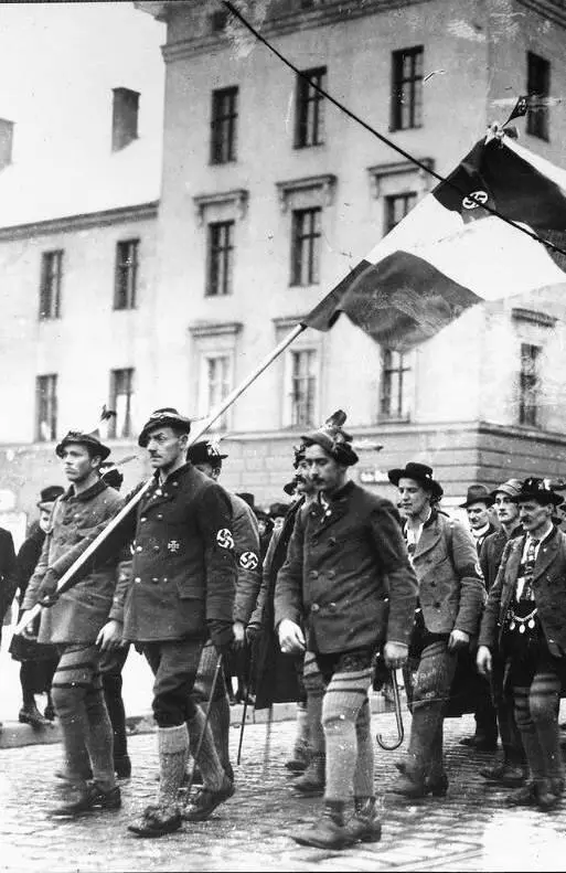 Подразделение Фрайкора входит парадным маршем в Мюнхен в 1919 году Хотя - фото 15