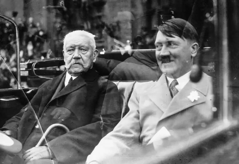 Гитлер и президент Германии Гинденбург после того как Гитлер стал канцлером - фото 18