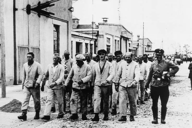 Заключенные только созданного в окрестностях Мюнхена концентрационного лагеря - фото 19